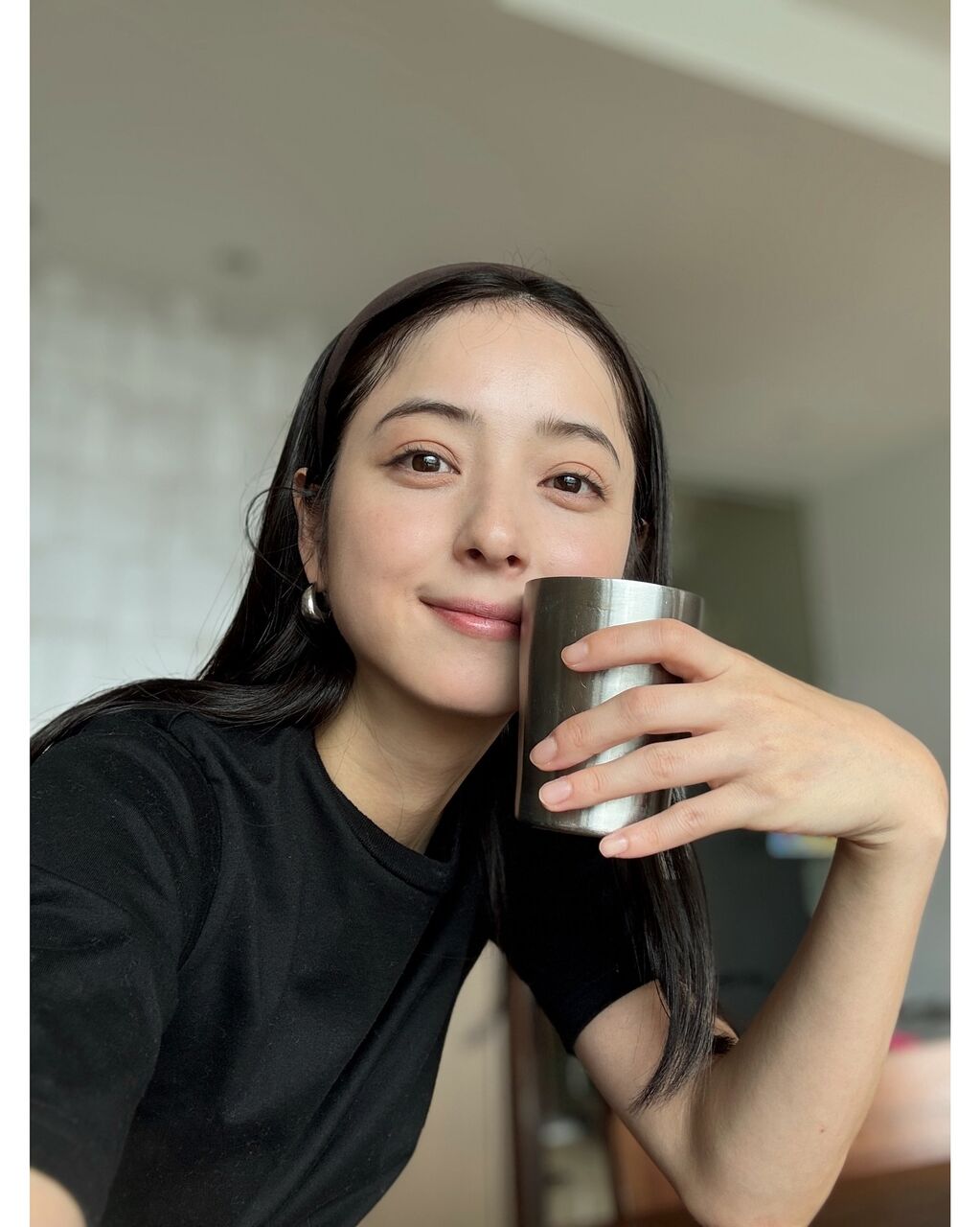 「いまだに可愛い」佐々木希、黒髪＆すっぴん風ショット公開！「透明感すごい」
