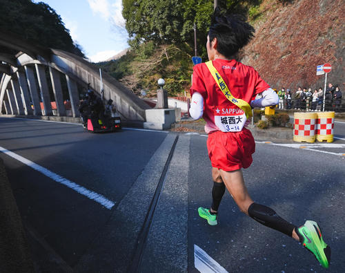 【激怒】「カメラ邪魔すぎ」箱根駅伝、バイク中継カメラ接近で波紋！選手が怒り露わ「どけ！」