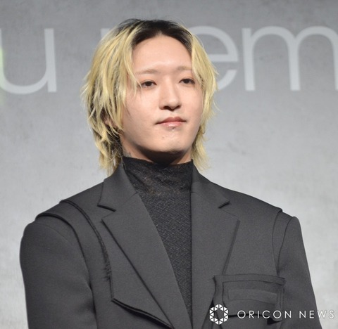 YOASOBI・Ayaseの最新ショットにファン仰天  びっしりタトゥー、「バチクソかっこいい」