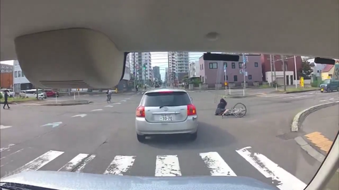 【動画】信号無視をした女子高生が車にはねられる。運転手の男性はすぐに現場から逃走