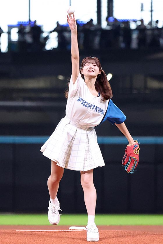 ＝LOVE高松瞳、ミニスカで始球式“大暴投”も球場熱狂wwwwwwww