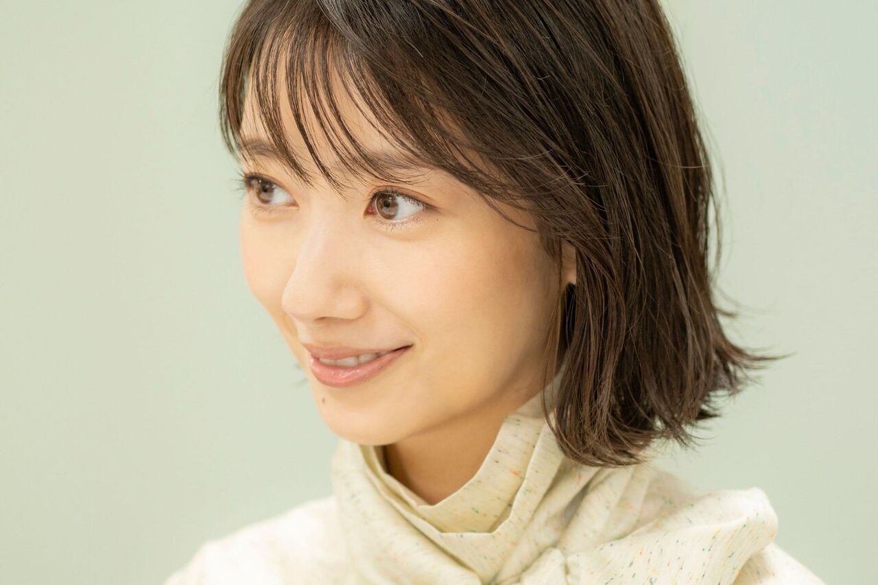 吉岡里帆 vs 波瑠──“好感度女優”の明暗が分かれ始めた理由とは？