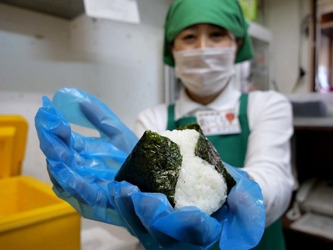 【北海道】万引きしたおにぎりを食べる男とコンビニ店長wwww