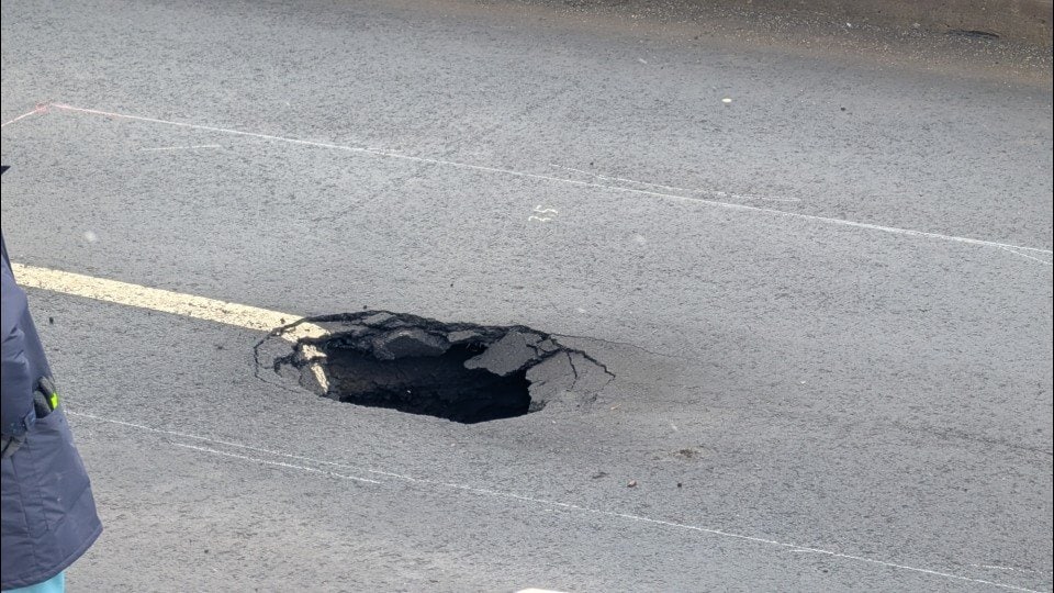 北海道札幌市清田区の道路が陥没、深さ2mの穴が出現 !!!