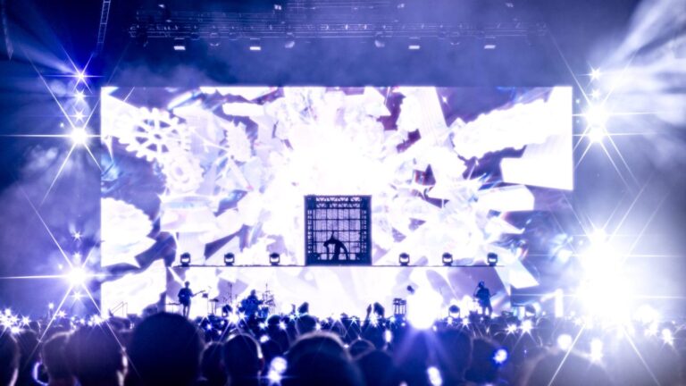 Ado「双眼鏡禁止」で波紋！フィナーレ消滅まで招いたK-POPイベント