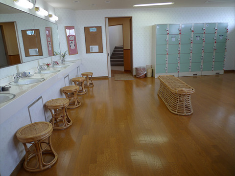北海道警巡査が女湯の脱衣所に侵入し逮捕「性的欲求を満たすため」