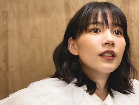 【美麗】のん、純白ドレス姿にファン歓喜！