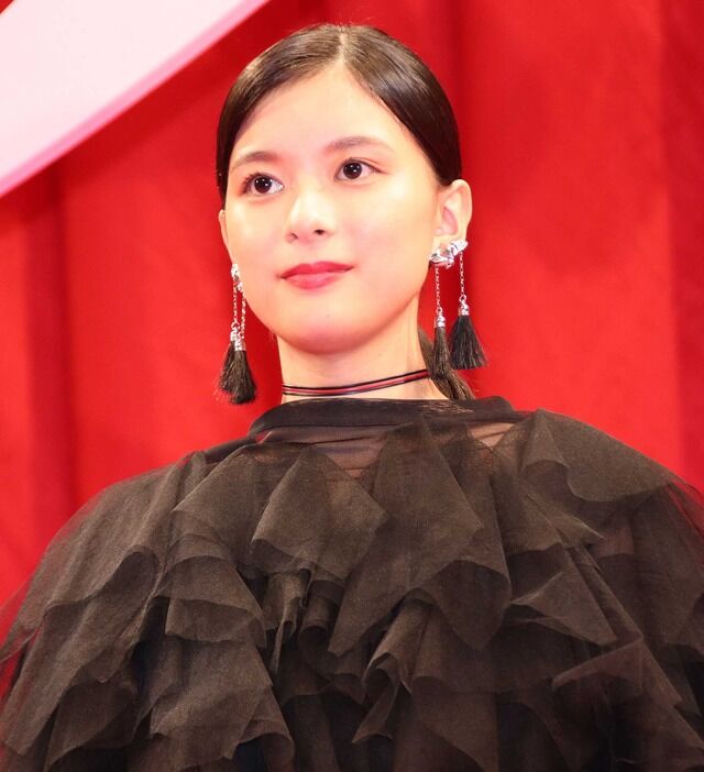 芳根京子はなぜ“清楚女優”を壊し始めたのか──腹筋チラ見せ！