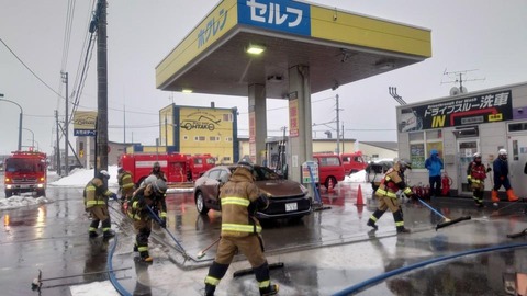 【北海道】セルフスタンドで給油ノズル差したまま発進！  稚内