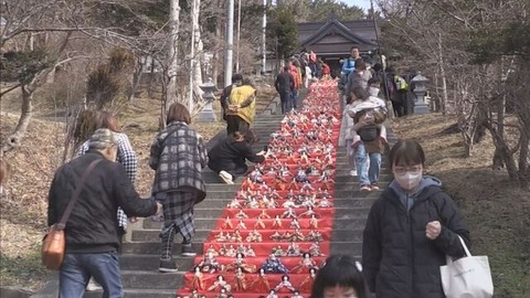 北海道浦河町の神社で700体のひな人形が石段にずらり！