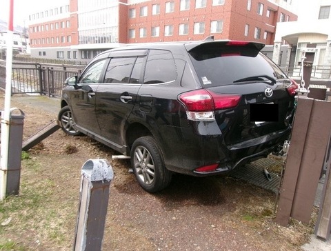 【北海道】小樽市の市場駐車場で70代女性が車を暴走　急転回でポール倒し鉄柵に