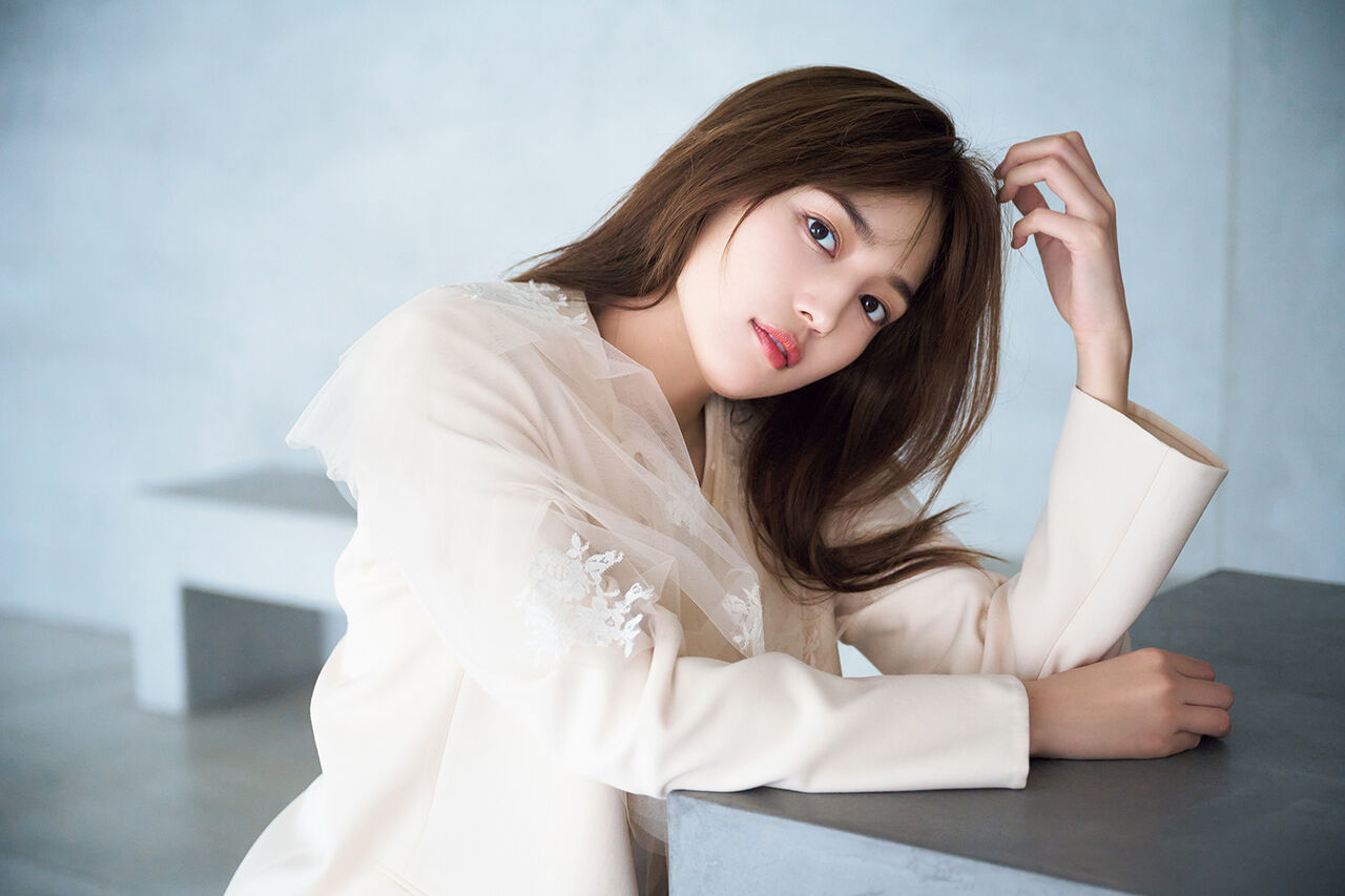 川口春奈がCM17社で独走！「人気者」が消えても彼女が残る理由