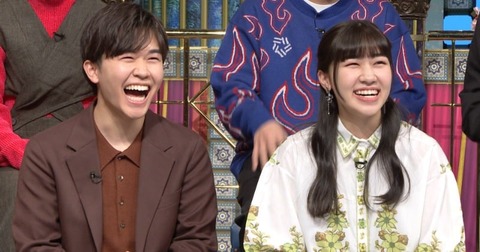 【似】鈴木福の“女子大生”妹・夢 編み込みヘア×赤ミニスカで“アイドル級”オフショット！