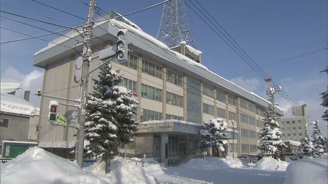 北海道旭川の歓楽街『3・6街』で男が女性のわきの下を噛む！