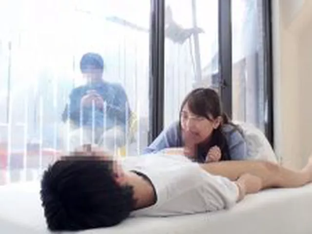 童貞君とエッチ♡「分かる♡」童貞君の為に濃厚なフェラ♡彼氏が近くにいるのにペロペロしちゃう!
