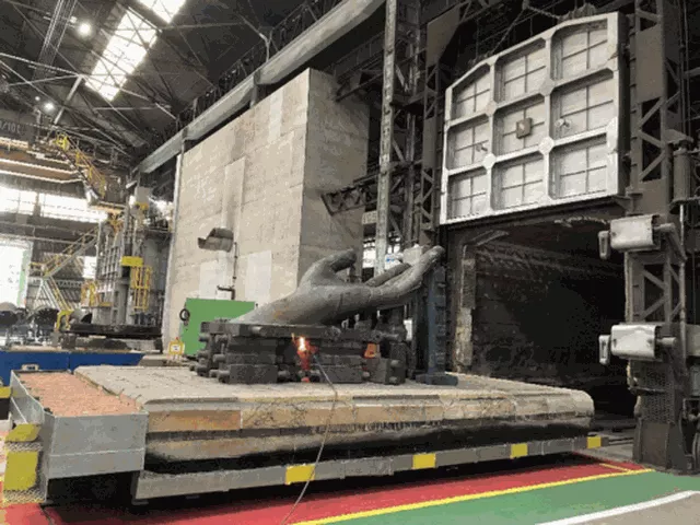 『シン・エヴァ』聖地・JR宇部新川駅に“初号機の左手”出現！重量9トンの巨大モニュメントお披露目