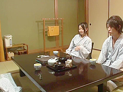 【動画】【美女】旅行先でコッソリカラむ兄妹♪純白パンティ晒して触っていく！