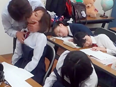 【動画】【視聴注意・処女流血】「おいしいー♡」睡●薬入の飴で眠らされたムチムチ巨乳おっぱいの美少女達が次々と膣内射精されるｗｗ