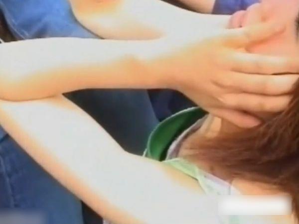 【隠撮】薄着のタンクトップお姉さんの茶色くてぷっくりデカ乳首が美味しそうな胸チラ盗撮ｗｗｗ