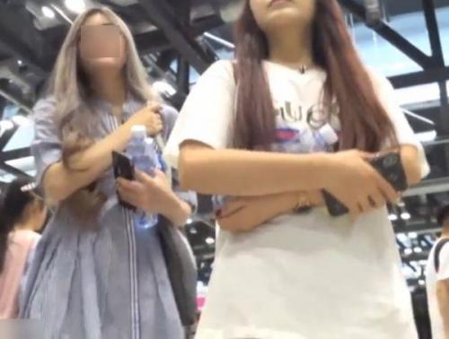 【HQ盗撮動画】イベント会場で美人ギャル二人組に無断粘着！尾行しながら隠し撮りしたパンチラ最高ｗｗｗ