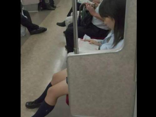 【盗撮】電車の窓越しで気付かない黒髪女子校生のブラウスの隙間から胸チラ覗き込みアングルで撮影ｗｗｗ