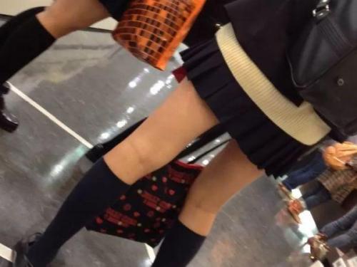 【盗撮】スマホ撮りパンチラ！レジ待ちしてる最中に前のミニスカ制服JKのスカート内を逆さ撮り！