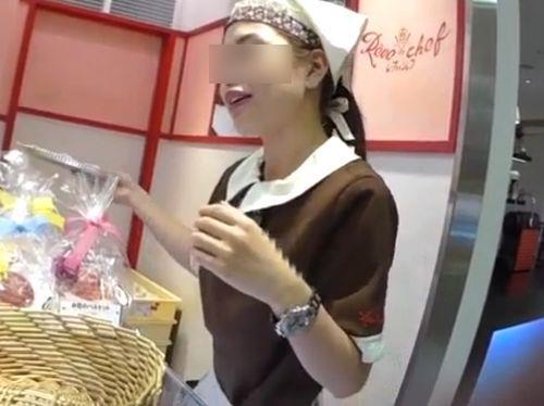 【盗撮動画】逆さHIRO！デパートの地下食品売り場の激カワ美人ショップ店員さんの接客とパンチラを隠し撮り！