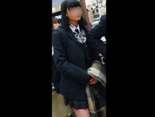 【盗撮】童顔ロリの制服女子校生の大人顔負けのスレンダー美脚の隙間からパンチラを逆さ撮り！