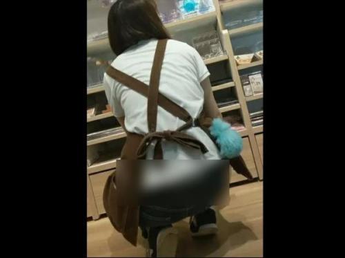 【盗撮】100均のセリア店内で作業中の美人ショップ店員さんは腰パンからパンチラしてるので隠し撮り！