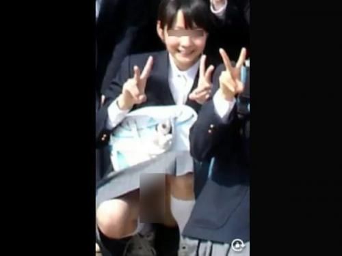 【盗撮】可愛い笑顔と股間のパンティ！卒業アルバムで発見した校内一の美少女な同級生のパンチラ決定版！