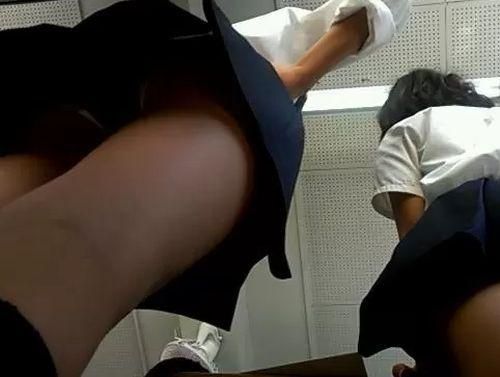 【盗撮】女子校生のSNS投稿にお宝ザクザク！教室で同級生の女の子のパンチラを撮影して悪戯投稿！