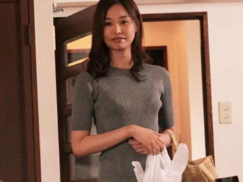 【夏目彩春】美しく理想の女性である友人の母親が未亡人になり感情を堪えきれずに肉体関係の持ち込んだ！