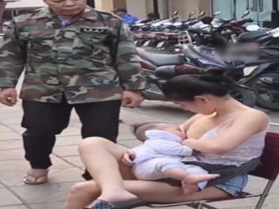 【動画】街中で授乳してる巨乳人妻を見たおっさん、我慢できなくなってしまうｗｗｗ