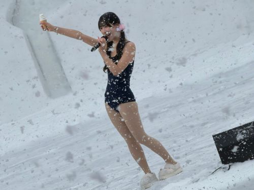 地下アイドルがさっぽろ雪まつり会場でスクール水着を着て歌ってバズる