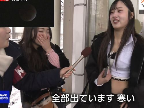 -1℃の長野軽井沢でへそ出し脚出し痴女がインタビューを受ける
