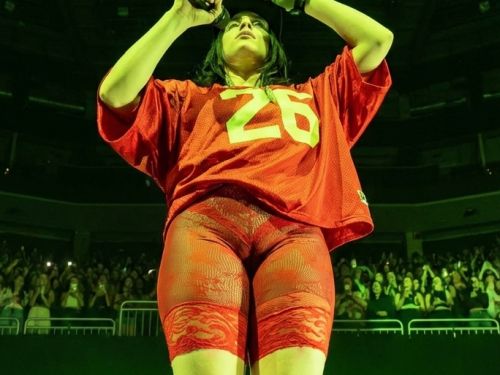 ビリーアイリッシュがワレメ食い込みエロ衣装でライブを実施