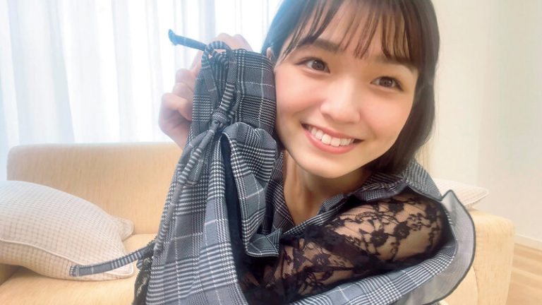 【女子大生】激カワ娘が指ズボ自撮りオナニー！立ったまま足を開き子宮をほじくりまわして痙攣大絶頂！