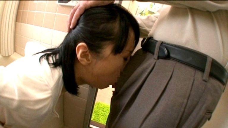 【雨宮真貴】隣人青年の近くで義父のチンポ咥える人妻に吸い付く音が聞こえないように喉の奥を目掛けイラマ攻め！