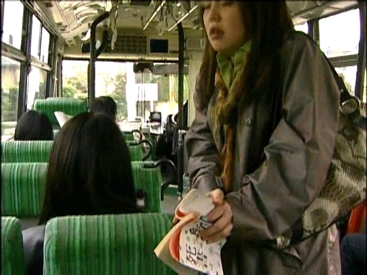 【三咲エレナ】通勤バス内で痴女行為をされた女性が執拗にマンコを弄られ快感に耐えきれず立ったまま潮吹き絶頂！