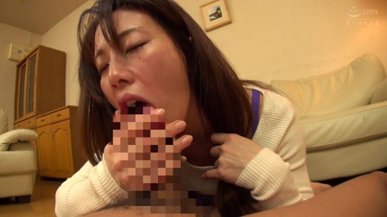 【熟女】スレンダーなおばさんがデカチンを前に赤面！乳首勃起させながらしゃぶりつき騎乗位イキ！
