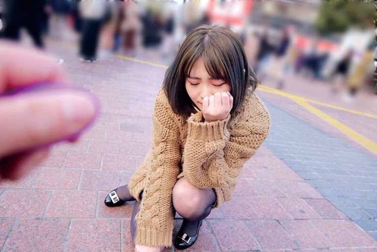 【バイブ】超可愛い隠れ巨乳のギャルがリモコンバイブを装着され路上でアクメ！男優にご奉仕フェラして本番セックス！
