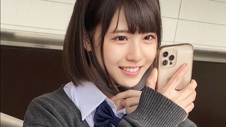 【素人】通学中の女子校生に痴漢しながらチンポを挿入！そのままホテルに連れ込んでチンポ挿入して大量の精子を顔射！