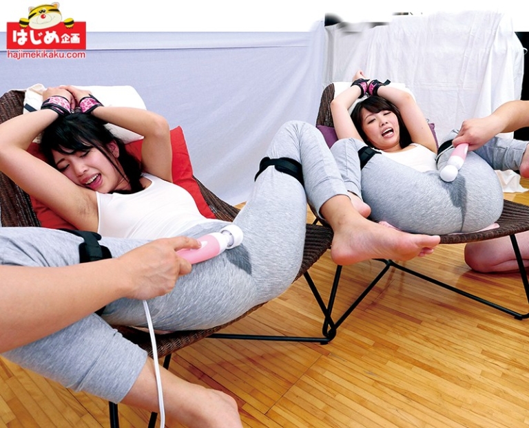 【潮吹き】友達同士の女子大生が賞金をかけ染み付け対決！スウェットの染みの大きい方が男優とセックスの罰ゲーム！