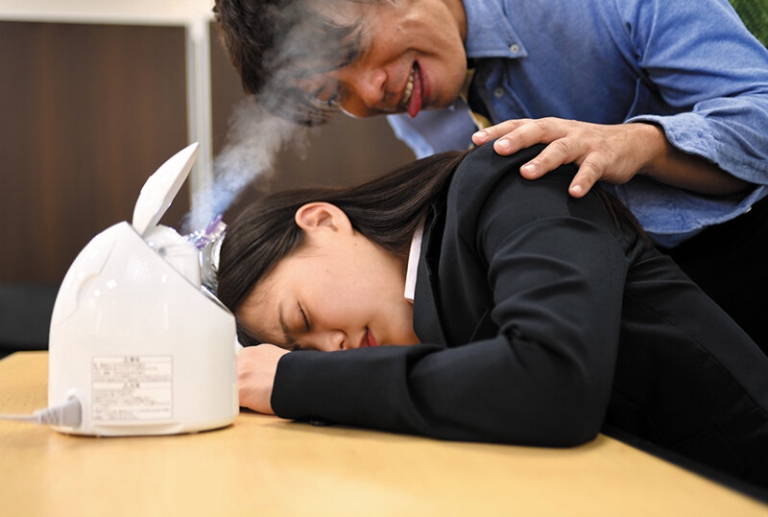 【OL】清楚なOLが上司に眠らされて美乳を吸われクンニでアクメしたらマンぐり返しで挿入されて社内でレイプ！