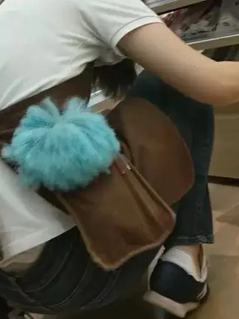 【盗撮】100円ショップSeriaの店内で女性店員の腰パンパンチラを執拗に隠し撮りして楽しむｗｗｗ
