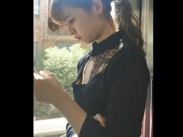 【盗撮】激レア胸チラ作品！電車内で顔面レベルMAXの美女の乳首GETを果たした奇跡的隠し撮り作品！