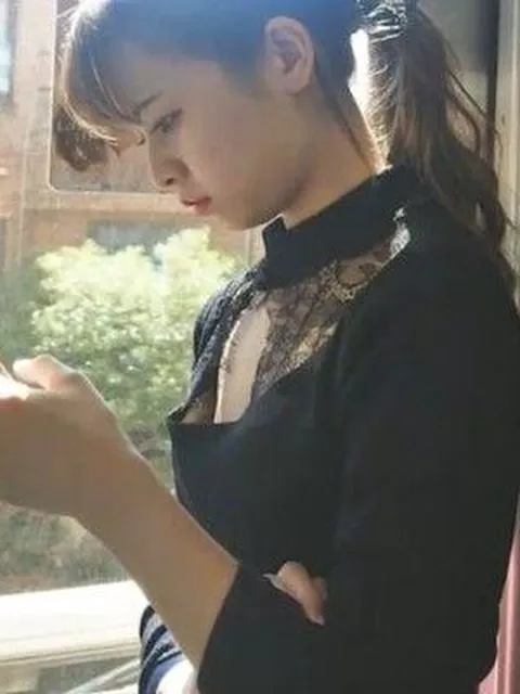 【盗撮】激レア胸チラ作品！電車内で顔面レベルMAXの美女の乳首GETを果たした奇跡的隠し撮り作品！