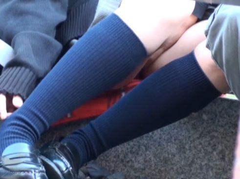 【盗撮】パンチラ放送事故！放課後の公園デートの最中にJK彼女に手マンし始める彼氏君！