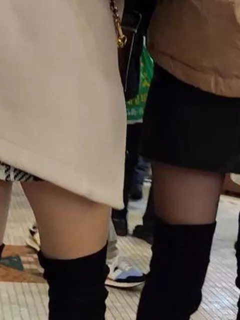 【盗撮】ミニスカ黒ニーソの美味しそうな美脚の娘さん二人組をローアングルから逆さ撮りしてパンチラ獲得！