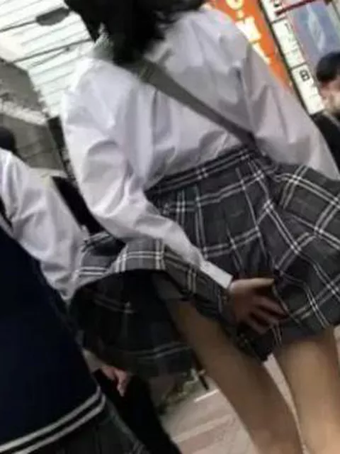 【盗撮】隠し撮り風パンチラ！暴風雨の日に制服美少女たちのスカートが捲れた瞬間を激写！